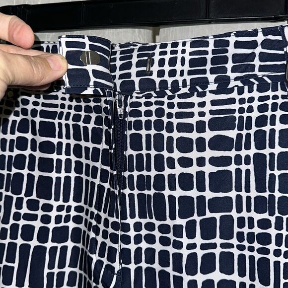Lady Hagen 14 Navy White English Garden Cobblestone Print Short - Picture 4 of 11